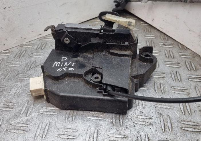 Mini Cooper One I R50/R53 2000-2006 hatchback 1.6 16v petrol MT 66 kW 2004  Zámok dverí predný pravý 0556767 A048315