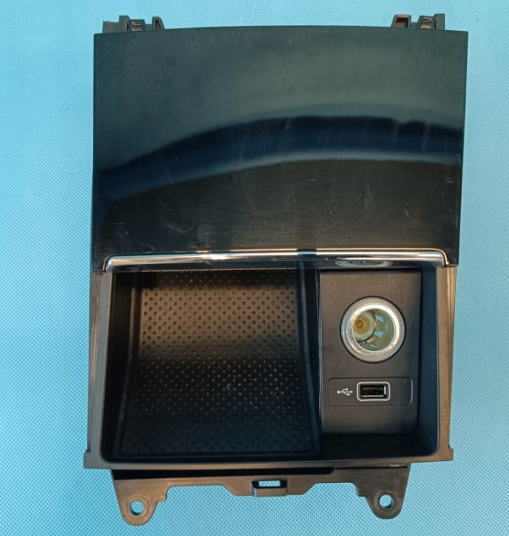 Skoda Karoq 2017- hatchback 2.0 TDI diesel AT 110 kW 2018  Priehradka (kastlík) 57B863077