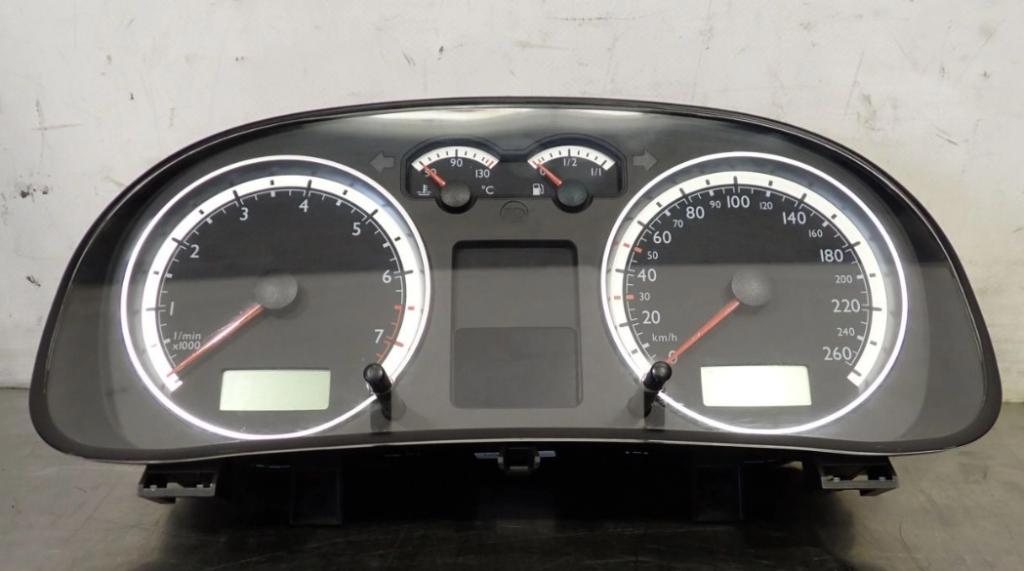 Volkswagen Bora sedan 1.6 16v petrol MT 77 kW 2000  Prístrojová doska 1J5920825A