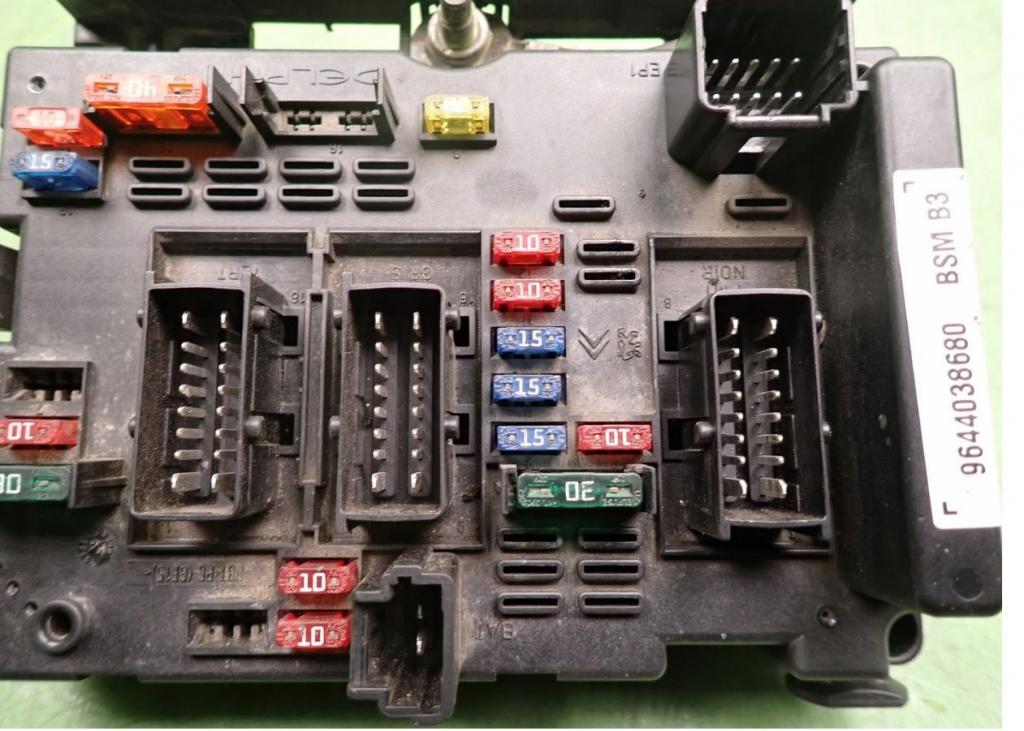 Peugeot 307 hatchback 1.4 petrol MT 55 kW 2003  Poistková skrinka 9644038680