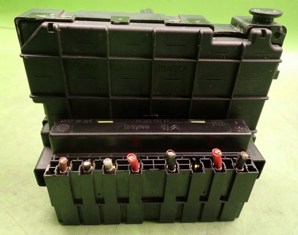 Peugeot 307 hatchback 1.4 petrol MT 55 kW 2003  Poistková skrinka 9644038680