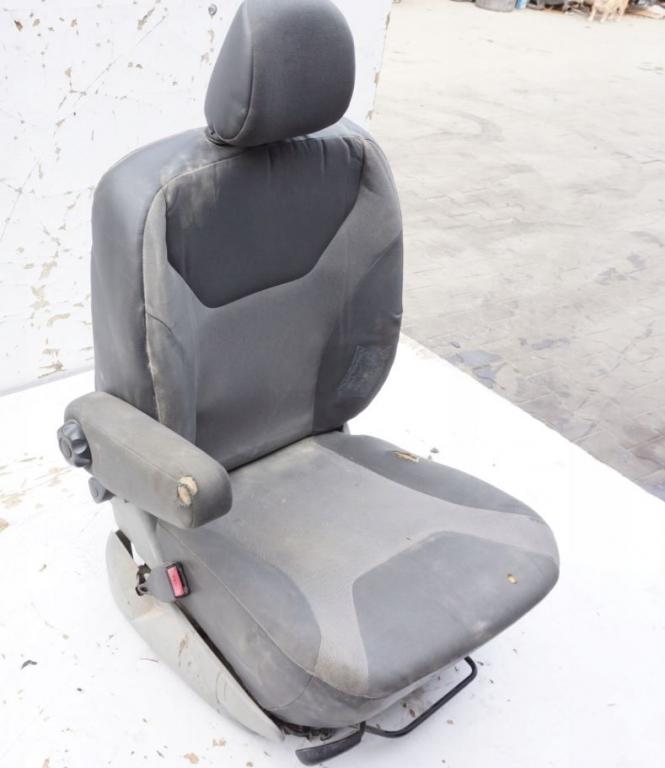 Opel Vivaro 2001-2014 1.9 DCI diesel 74 kW 2004  Sedadlo predné ľavé