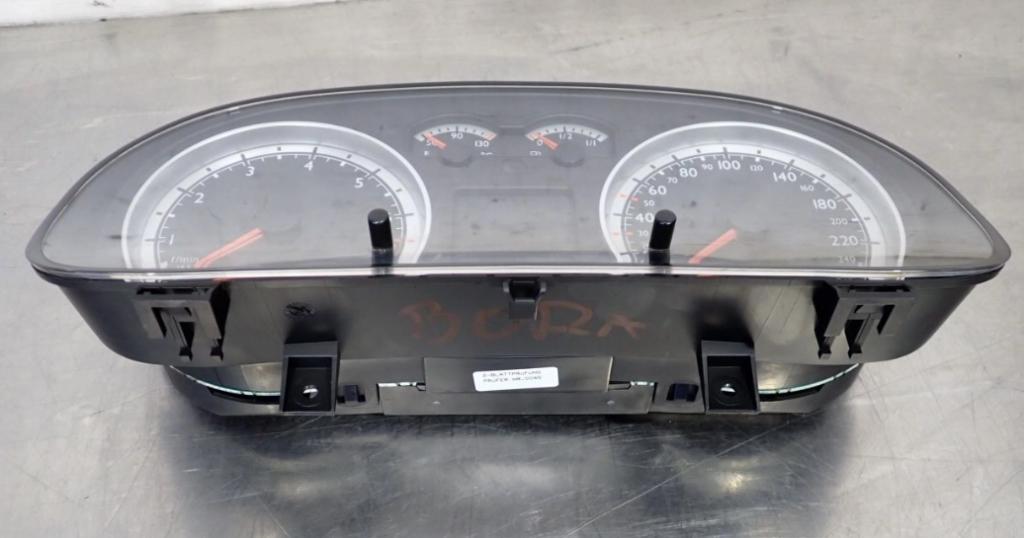 Volkswagen Bora sedan 1.6 16v petrol MT 77 kW 2000  Prístrojová doska 1J5920825A