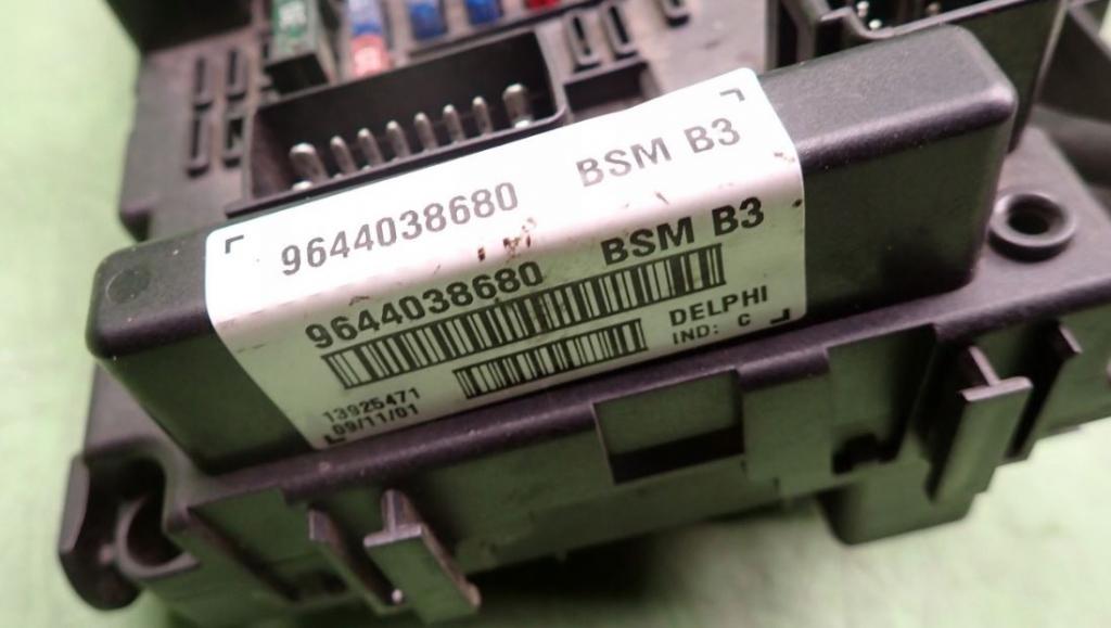 Peugeot 307 hatchback 1.4 petrol MT 55 kW 2003  Poistková skrinka 9644038680