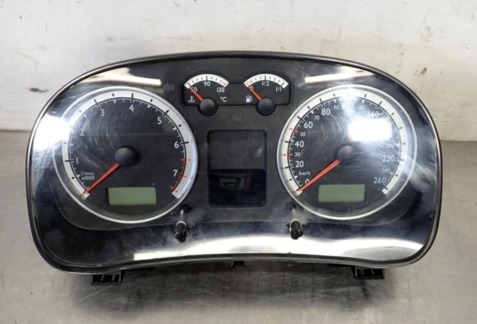 Volkswagen Bora sedan 1.6 16v petrol MT 77 kW 2000  Prístrojová doska 1J5920825A