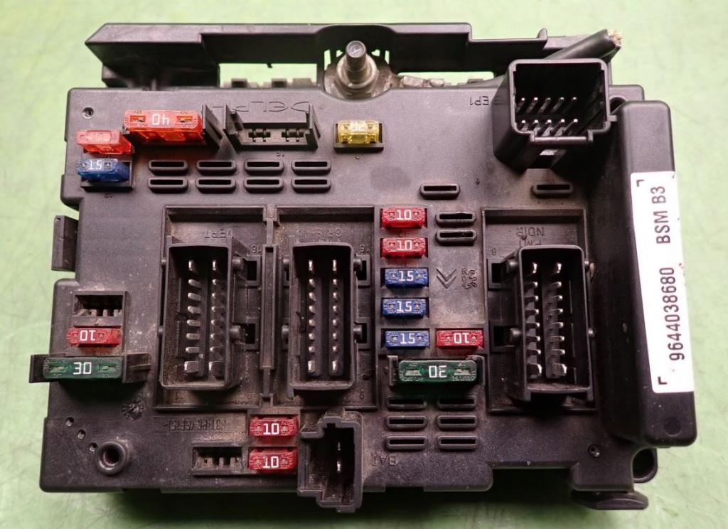 Peugeot 307 hatchback 1.4 petrol MT 55 kW 2003  Poistková skrinka 9644038680