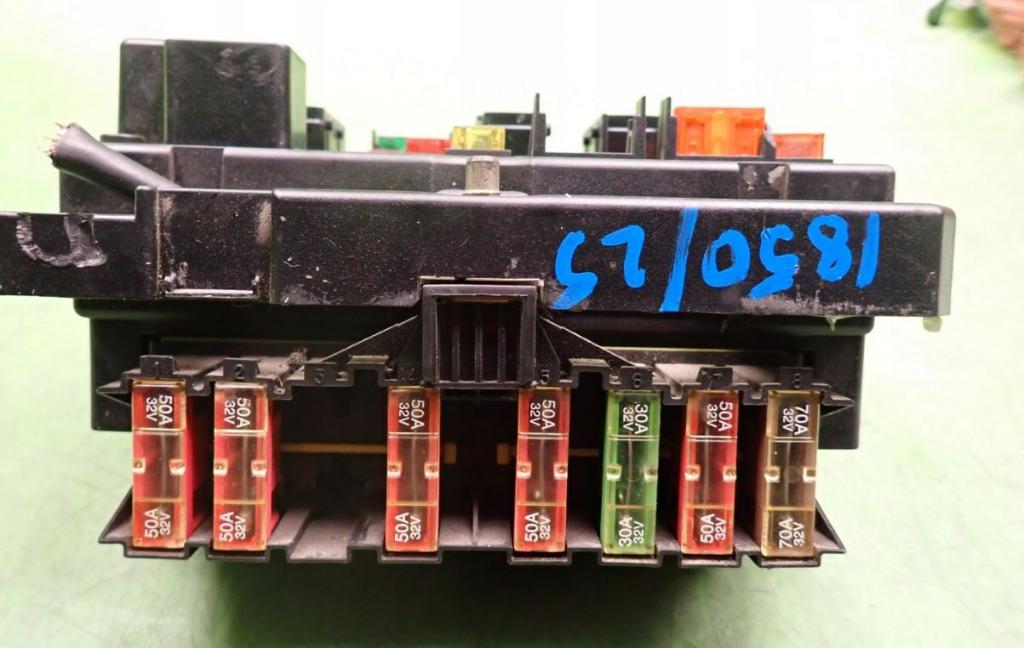 Peugeot 307 hatchback 1.4 petrol MT 55 kW 2003  Poistková skrinka 9644038680