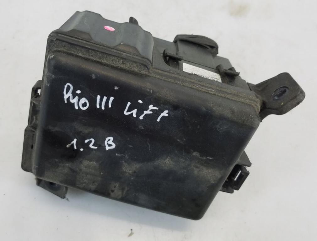 Kia Rio III 2011-2017 hatchback 1.2 16v petrol MT 62 kW 2012  Poistková skrinka 91274-1W180 91952-1W330