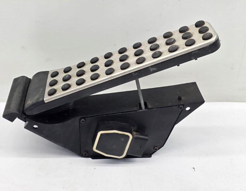 Mercedes C W204 2007-2014 sedan 2.2 CDI diesel AT 125 kW 2007  Potenciometer plynového pedálu A2043000204