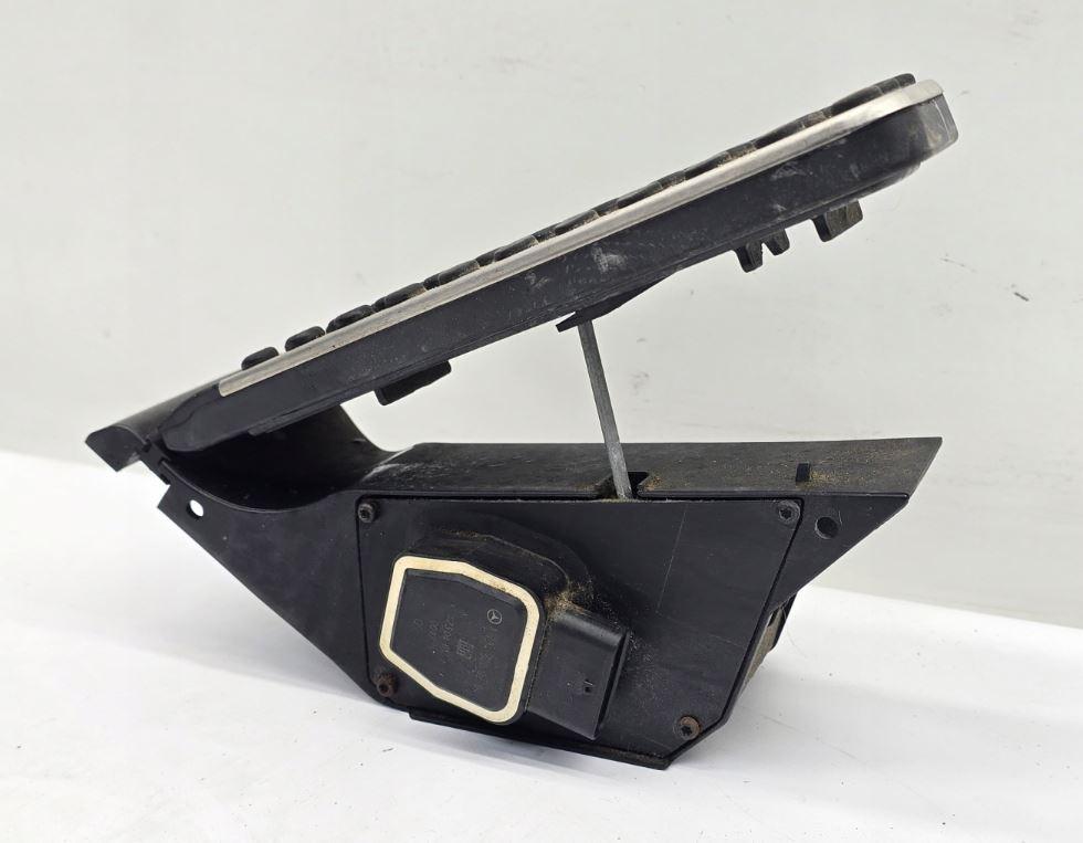 Mercedes C W204 2007-2014 sedan 2.2 CDI diesel AT 125 kW 2007  Potenciometer plynového pedálu A2043000204