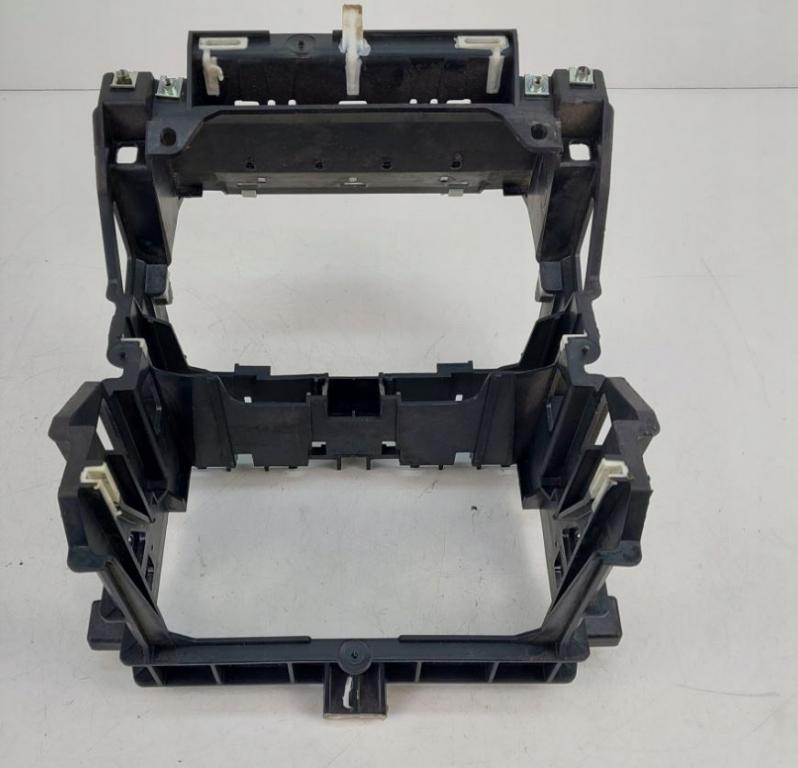 Audi A3 8P 2003-2012 hatchback 1.6 petrol MT 75 kW 2003  Rádio ramček 8P0858005D