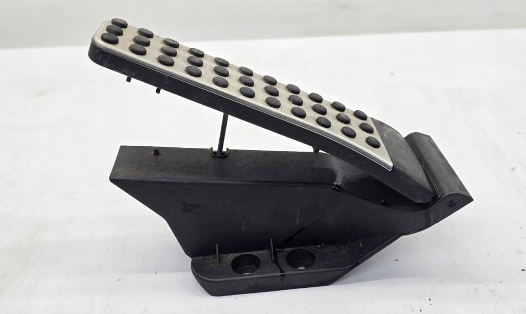 Mercedes C W204 2007-2014 sedan 2.2 CDI diesel AT 125 kW 2007  Potenciometer plynového pedálu A2043000204