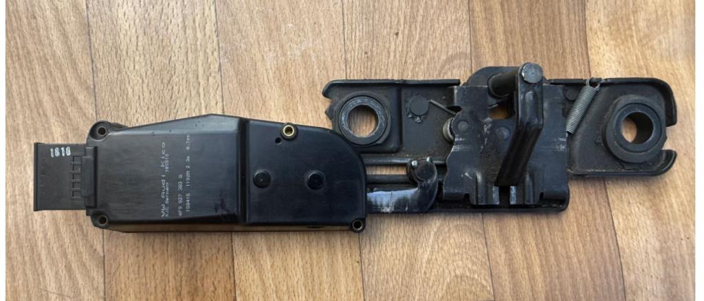 Skoda Superb II 2008-2015 sedan 2.0 TDI diesel MT 125 kW 2009  Zámok zadnej kapoty 4F9827383A