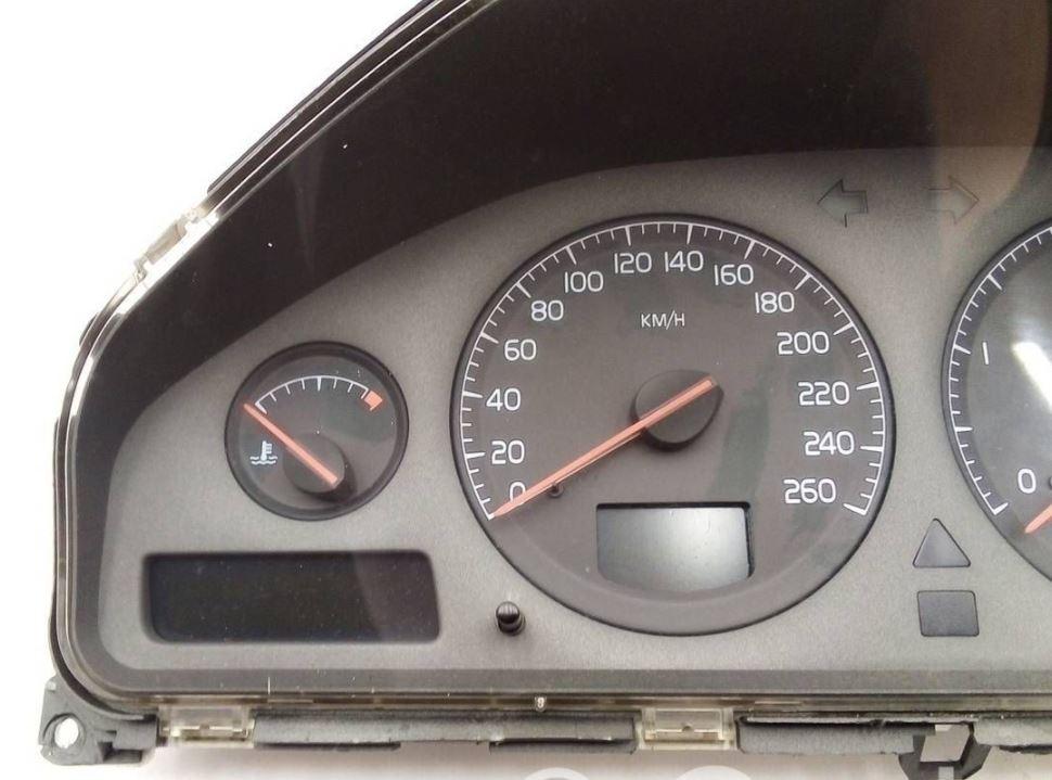 Volvo S60 I 2000-2010 sedan 2.0 T petrol MT 132 kW 2002  Prístrojová doska 8637996 8602474 9459821