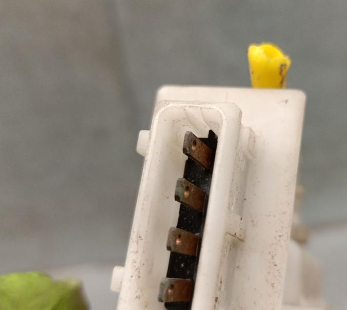 Volkswagen Polo III 6N 1994-2001 hatchback 1.4 TDI diesel MT 55 kW 2001  Motorček zámku dverí predný ľavý 6N1837015D