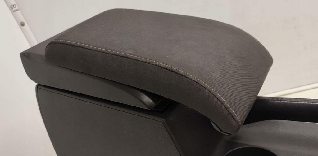 Volkswagen Touran I 2003-2015 hatchback 1.9 TDI diesel AT 77 kW 2006  Lakťová opierka 794-168-55-19