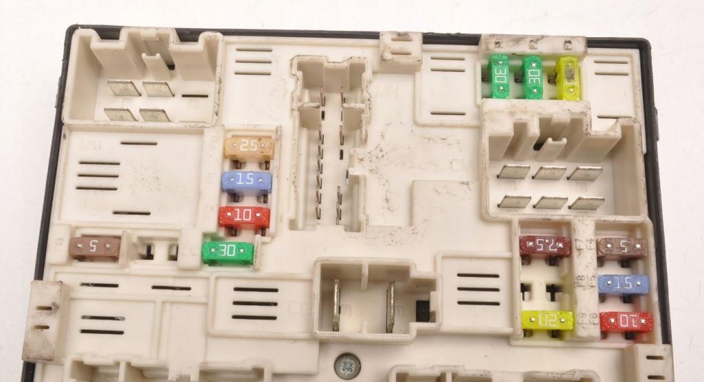 Renault Megane III 2008-2016 hatchback 1.5 DCI diesel MT 78 kW 2010  Poistková skrinka 284B62069R