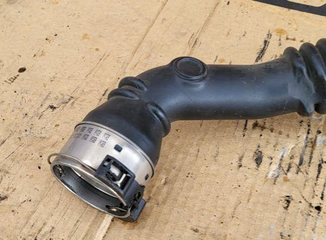 Dacia Logan II 2012-2020 sedan 1.2 16v petrol MT 55 kW 2013  Hadica chladenia vzduchu 144604599RHADICA