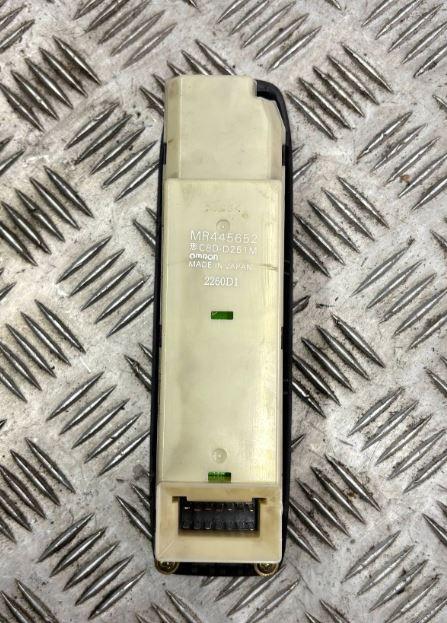 Mitsubishi ASX 2010-2016 hatchback 1.0 petrol MT 52 kW 2013  Prepínač ovládania okna predný ľavý MR445652