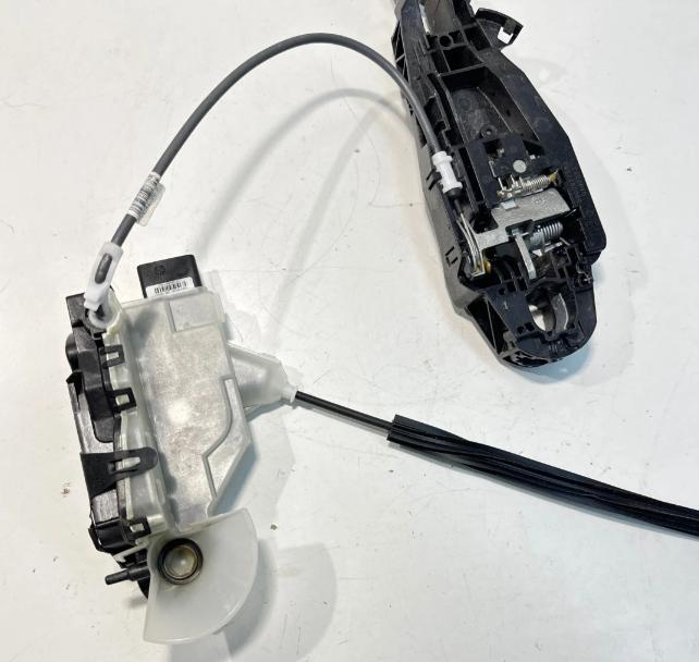 Opel Crossland 2017-2024 hatchback 1.2 12v petrol MT 61 kW 2022  Zámok dverí predný ľavý 16943700 PSA267389