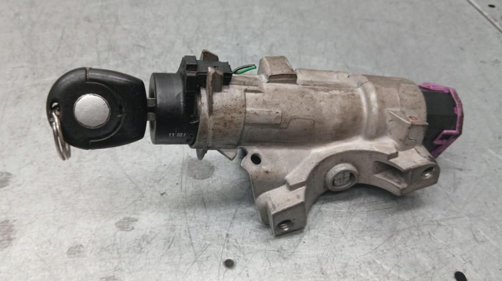 Audi A4 B5 1994-2001 sedan 1.9 TDI diesel MT 81 kW 1998  Spínacia skrinka 4D0905851A