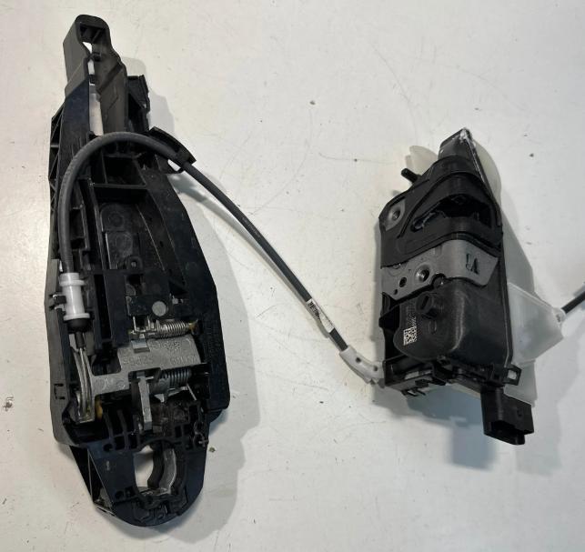 Opel Crossland 2017-2024 hatchback 1.2 12v petrol MT 61 kW 2022  Zámok dverí predný ľavý 16943700 PSA267389