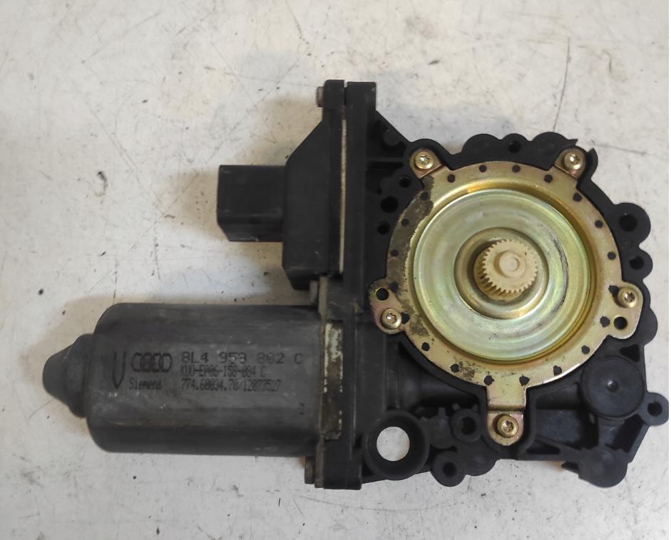 Audi A3 8L 1996-2003 hatchback 1.6 petrol MT 75 kW 2001  Motorček okien predný pravý 8L4959802C
