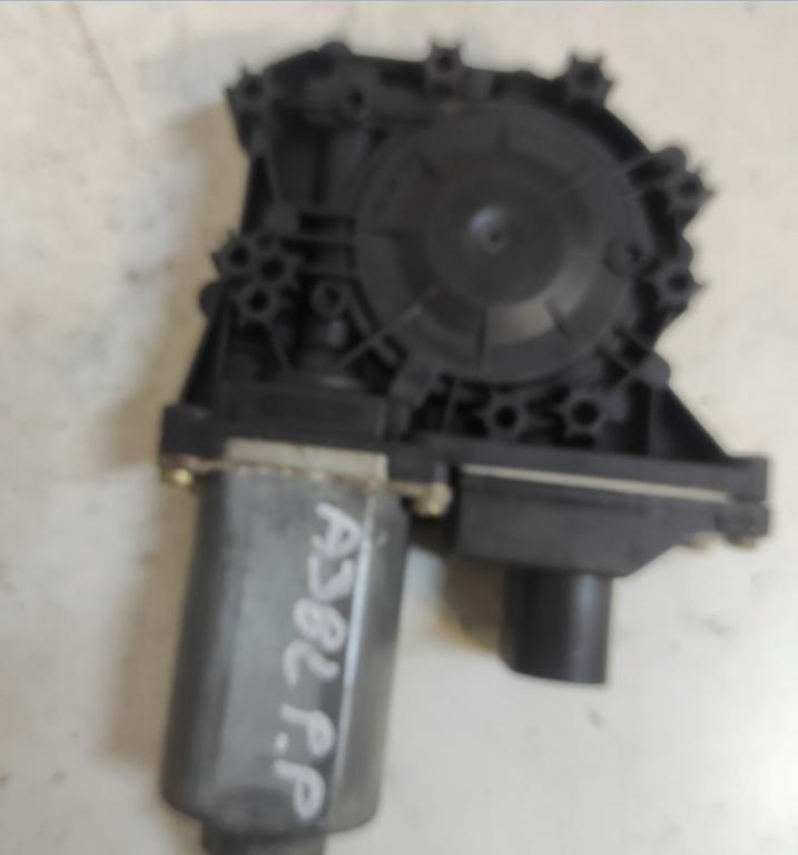 Audi A3 8L 1996-2003 hatchback 1.6 petrol MT 75 kW 2001  Motorček okien predný pravý 8L4959802C