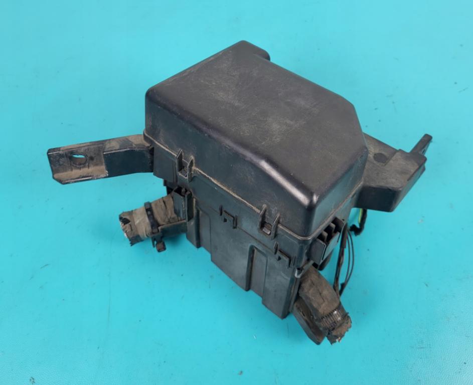 Fiat Sedici hatchback 1.9 JTD diesel MT 88 kW 2006  Poistková skrinka