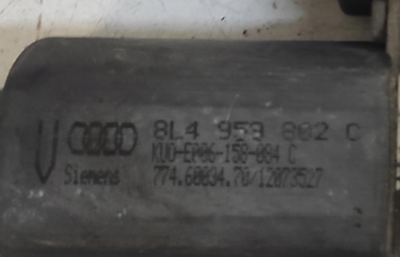 Audi A3 8L 1996-2003 hatchback 1.6 petrol MT 75 kW 2001  Motorček okien predný pravý 8L4959802C