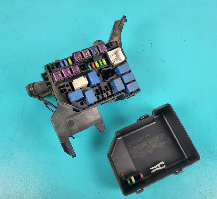 Fiat Sedici hatchback 1.9 JTD diesel MT 88 kW 2006  Poistková skrinka