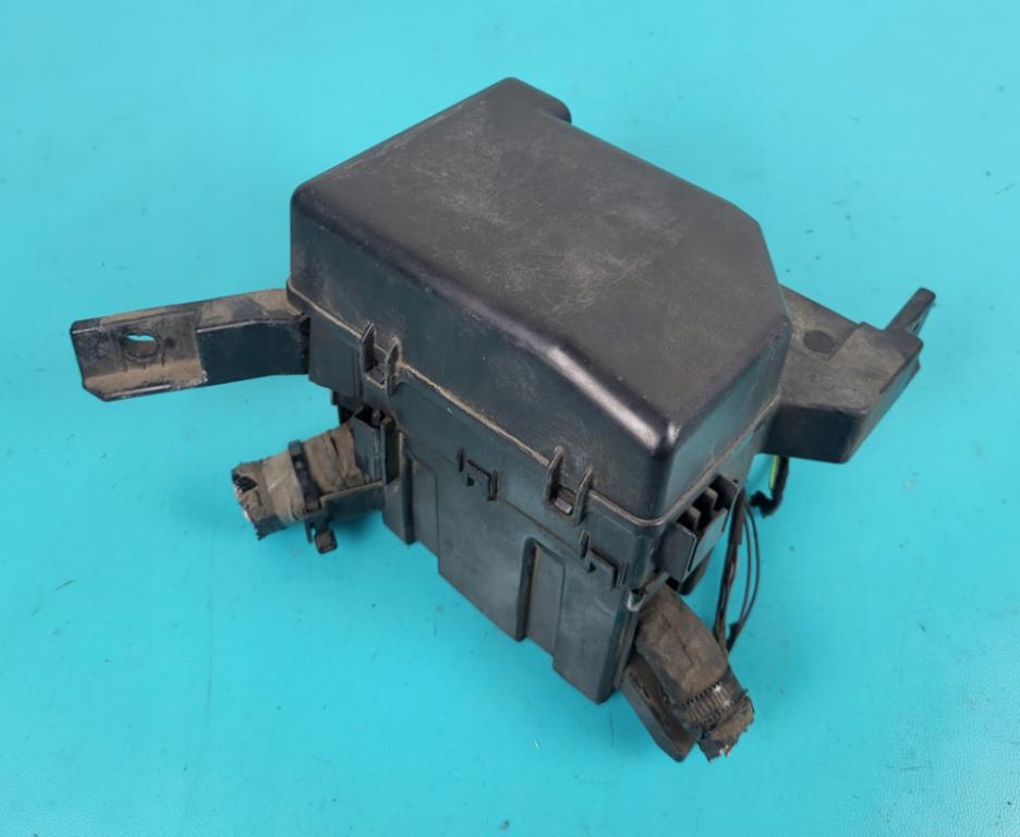 Fiat Sedici hatchback 1.9 JTD diesel MT 88 kW 2006  Poistková skrinka