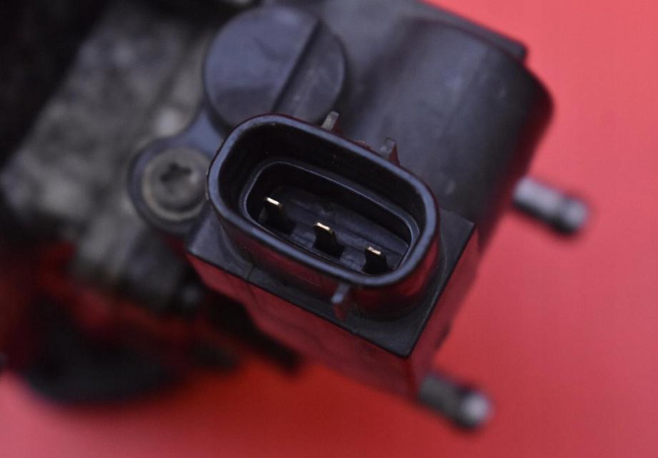 Toyota Yaris I 1999-2005 hatchback 1.0 VVTI petrol MT 50 kW 2002  Škrtiaca klapka 22210-0J010