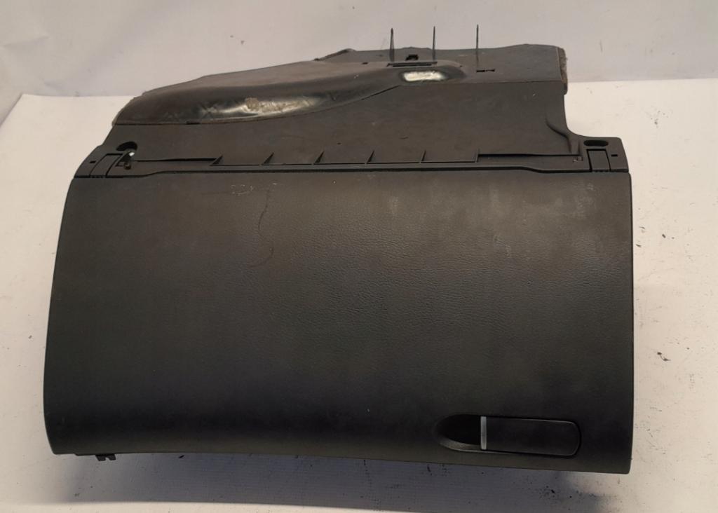 Audi A4 B7 2004-2008 Priehradka (kastlík) 8E1857035C