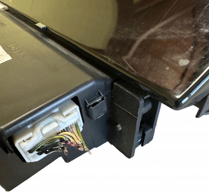 Toyota Yaris I 1999-2005 hatchback 1.0 VVTI petrol MT 48 kW 2005  Prístrojová doska 83800-0D391