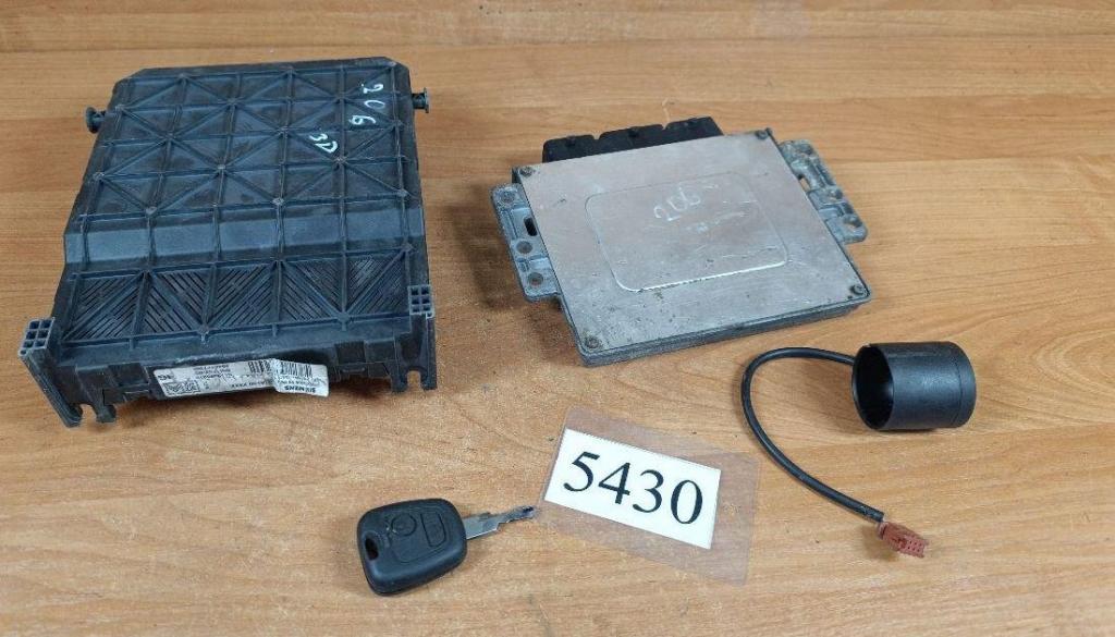 Peugeot 206 hatchback 1.4 8v petrol 55 kW 1999  Riadiaca jednotka motora (štartovací komplet) 9644235680 9644625680-00