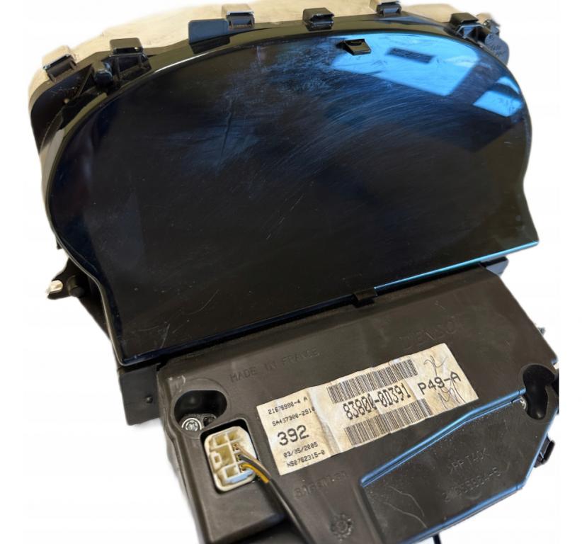 Toyota Yaris I 1999-2005 hatchback 1.0 VVTI petrol MT 48 kW 2005  Prístrojová doska 83800-0D391