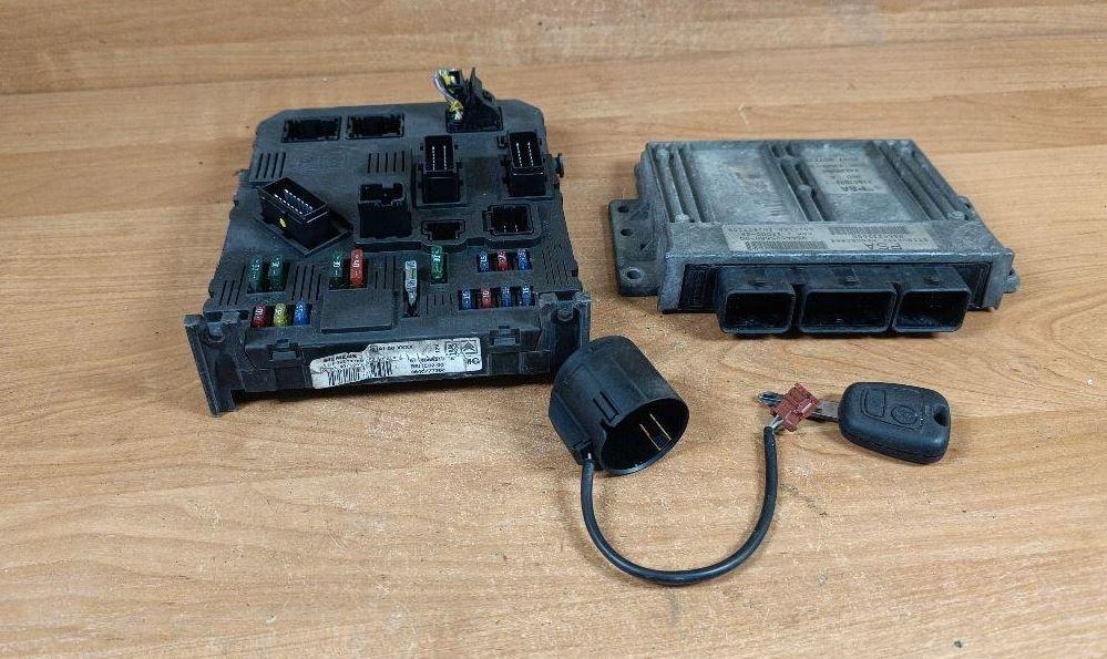 Peugeot 206 hatchback 1.4 8v petrol 55 kW 1999  Riadiaca jednotka motora (štartovací komplet) 9644235680 9644625680-00