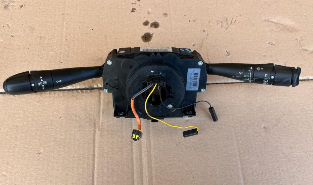 Citroen C3 I 2002-2009 hatchback 1.4 petrol MT 54 kW 2005  Prepínacie páčky pod volantom 96474013XT