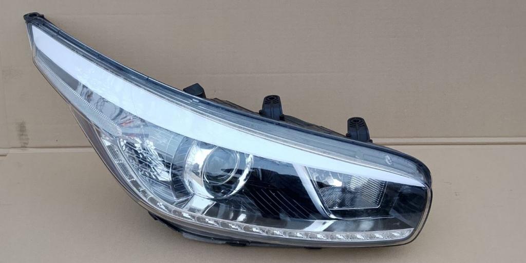 Kia Ceed II 2012-2018 hatchback 1.6 CRDI diesel D4FB MT 81 kW 2013  Svetlo predné pravé 92102-A2260