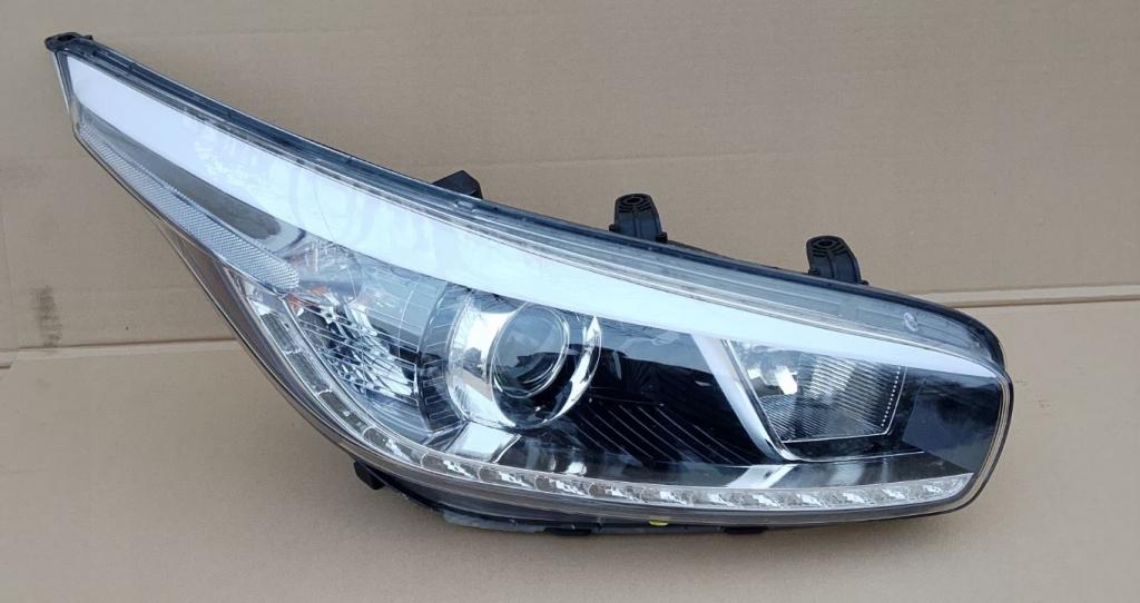 Kia Ceed II 2012-2018 hatchback 1.6 CRDI diesel D4FB MT 81 kW 2013  Svetlo predné pravé xenon LED 92102-A2260