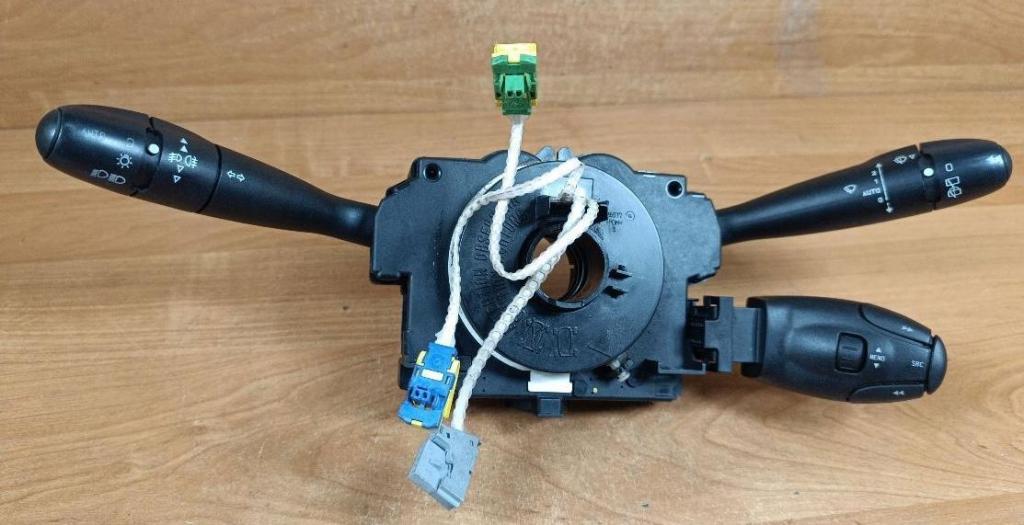 Peugeot 307 hatchback 1.4 petrol MT 55 kW 2003  Prepínacie páčky pod volantom 96477544XT