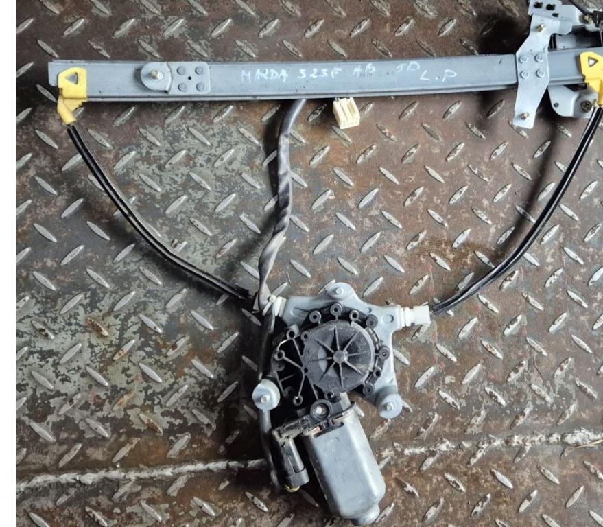 Mazda 323f hatchback 1.6 16v petrol MT 72 kW 2002  Mechanizmus sťahovania okna predný ľavý 400539C