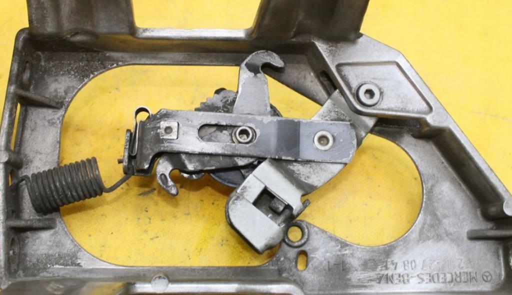 Mercedes E W211 2002-2009 sedan 1.8 KOMPRESSOR petrol AT 120 kW 2007  Ručná brzda A2114270841