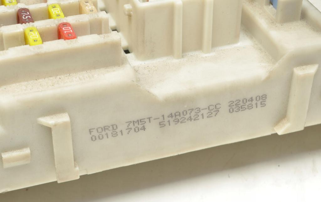 Ford C-Max I 2003-2010 Poistková skrinka 7M5T-14A073-CC