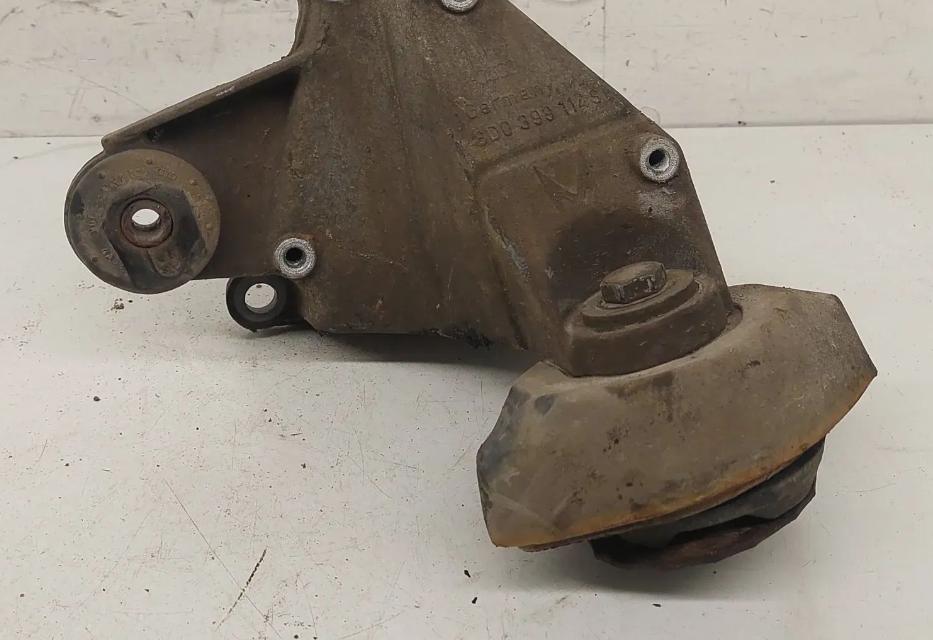 Volkswagen Passat B5 1995-2005 Držiak prevodovky 8D0399114S