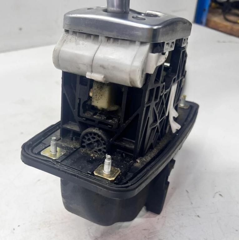 Audi A4 B6 2000-2004 sedan 1.9 TDI diesel AVF MT 96 kW 2004 Rýchlostná páka (kulisa) 8E1713111R