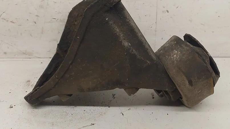 Volkswagen Passat B5 1995-2005 Držiak prevodovky 8D0399114S