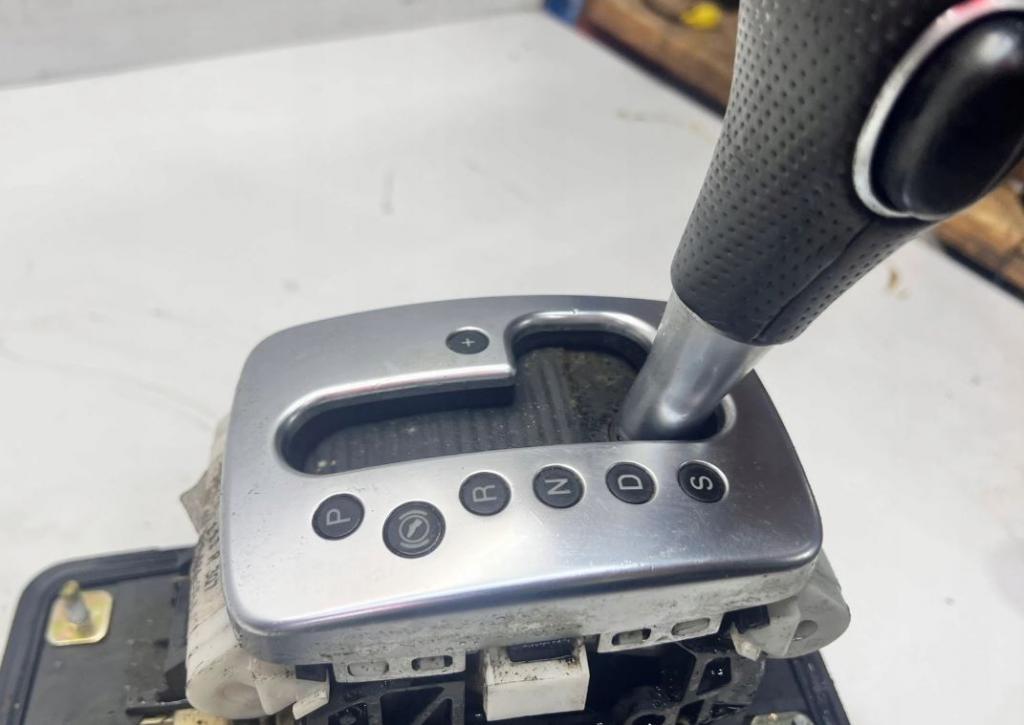 Audi A4 B6 2000-2004 sedan 1.9 TDI diesel AVF MT 96 kW 2004 Rýchlostná páka (kulisa) 8E1713111R