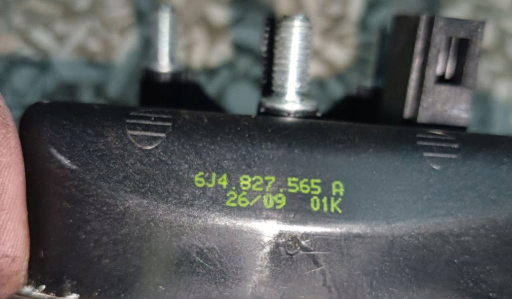 Seat Ibiza IV 6J 2008-2017 hatchback 1.6 TDI diesel MT 66 kW 2012  Zámok zadnej kapoty 6J4827565A